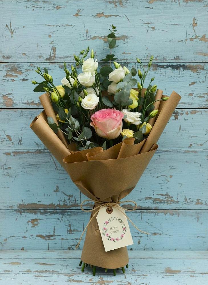 Букет цветов из: Розы и Лизиантусы в Аркуле