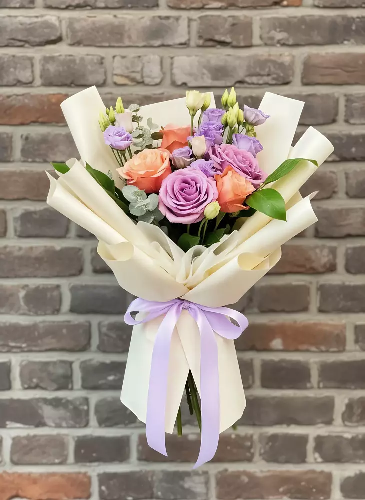 Букет цветов из: Лизиантусы и Розы в Аркуле