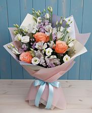 Букет цветов из:  Лизиантусы, Розы, Альстромерии и Гипсофила в Аркуле