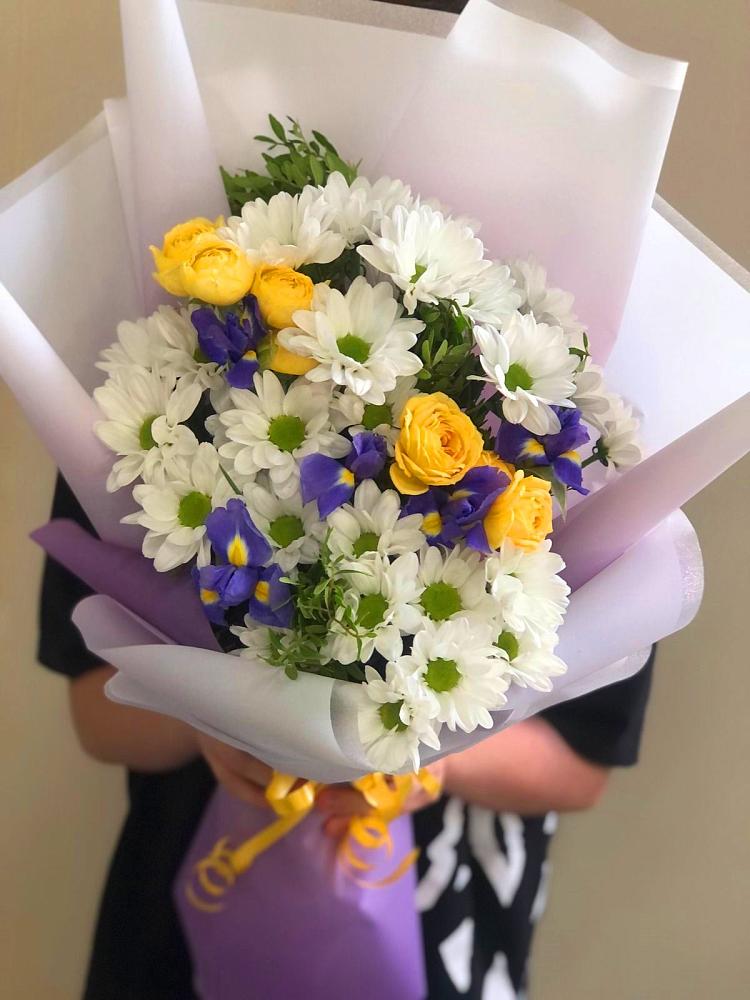 Букет цветов из: Ирисы, Хризантемы и Розы в Аркуле