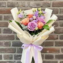 Букет цветов из:  Лизиантусы и Розы в Аркуле