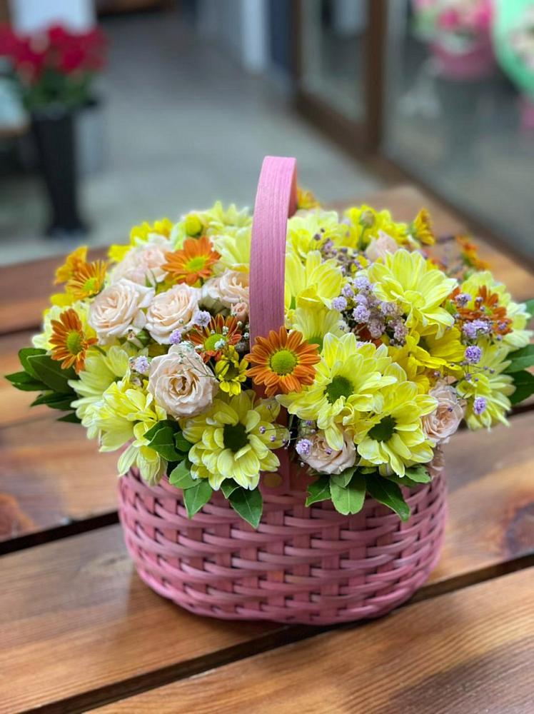 Цветочная композиция из Хризантемы и Розы в корзине в Аркуле