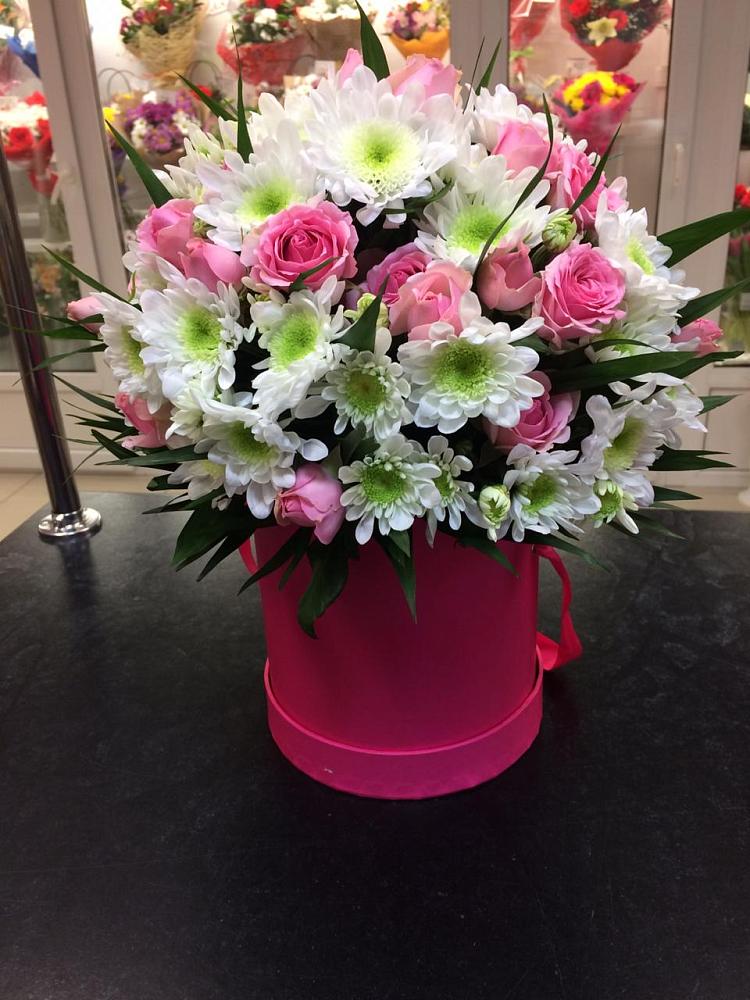 Цветочная композиция из Розы и Хризантемы в шляпной коробке в Аркуле