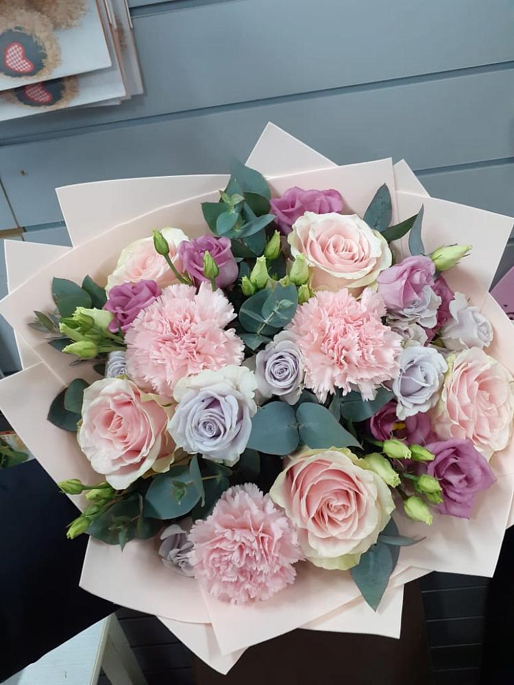 Букет цветов из: Розы, Гвоздики и Лизиантусы в Аркуле