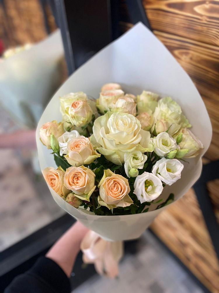 Букет цветов из: Розы и Лизиантусы в Аркуле