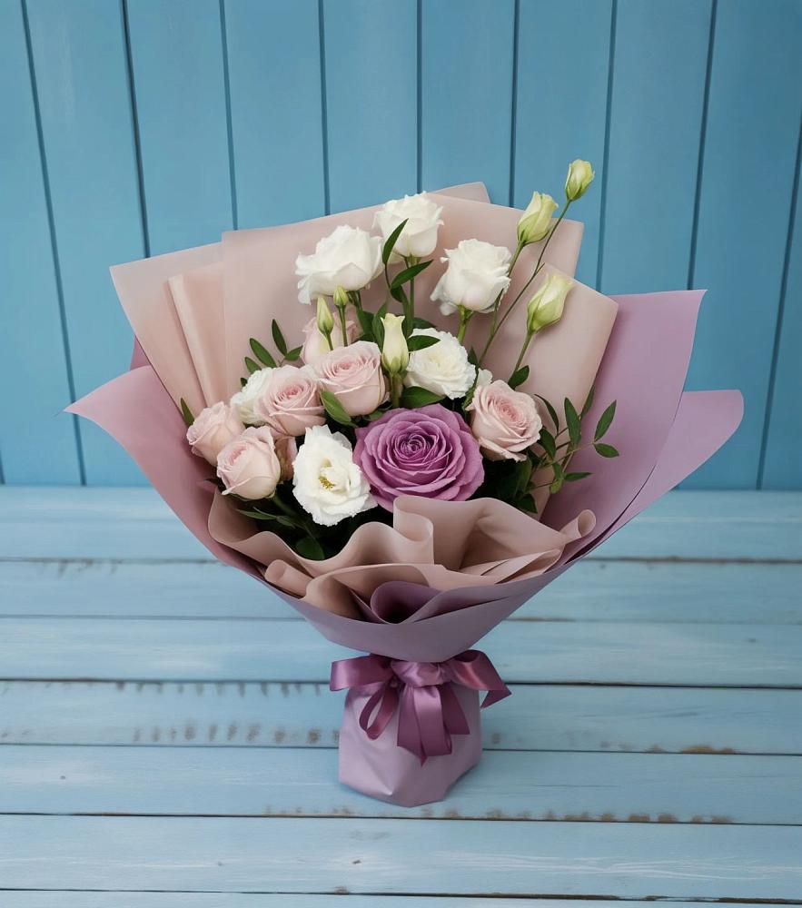 Букет цветов из: Розы и Лизиантусы в Аркуле